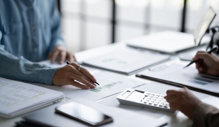 ¿Es una buena carrera estudiar Administración? Estudiante preparándose para liderar organizaciones y gestionar negocios
