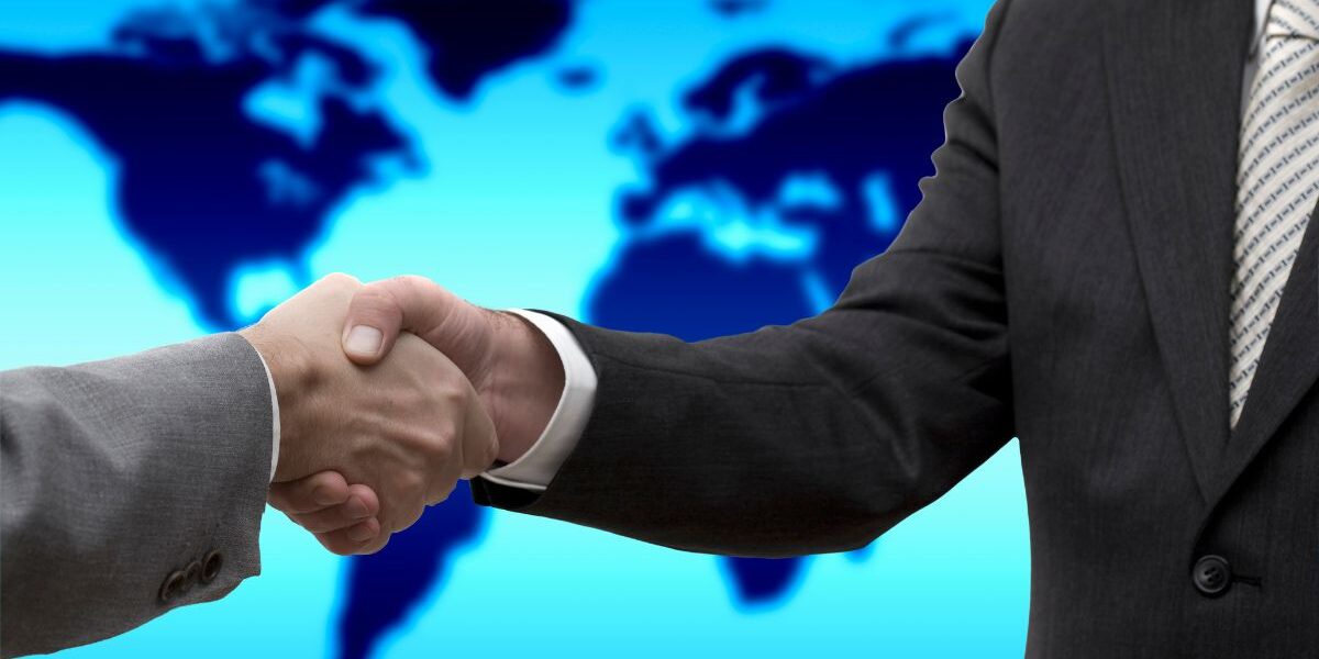 ¿Es una buena carrera estudiar Comercio Internacional hoy? Estudiantes y profesionales de Comercio Internacional analizando oportunidades en mercados globales.