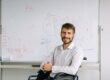 Estudiante de Economía analizando mercados, finanzas y datos económicos en una carrera con proyección profesional.