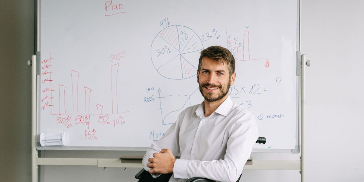 ¿Es una buena carrera estudiar Economía? Estudiante de Economía analizando mercados, finanzas y datos económicos en una carrera con proyección profesional.