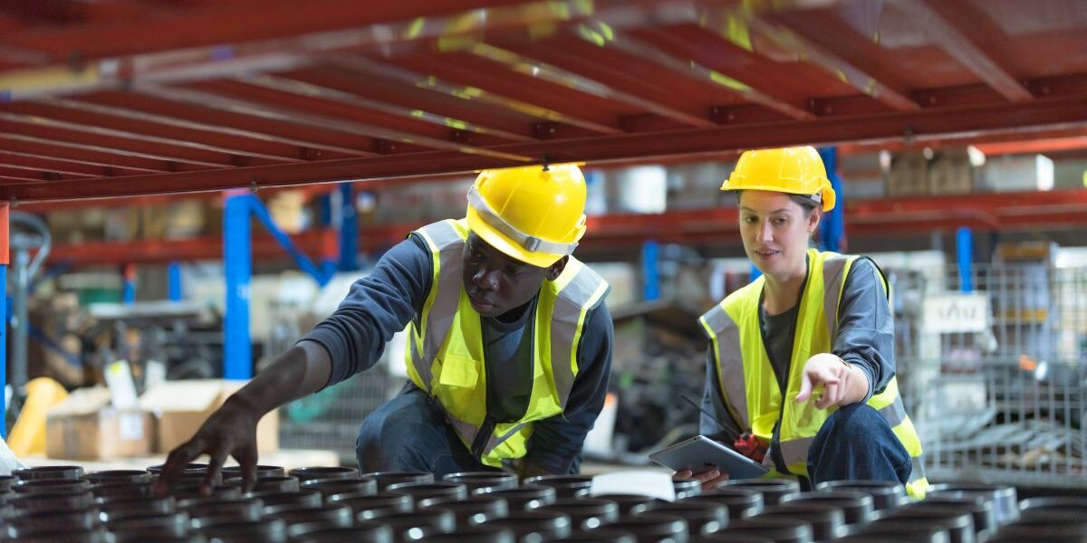 ¿Es una buena carrera estudiar Logística? Estudiante analizando oportunidades laborales en Logística, una carrera con alta demanda profesional.