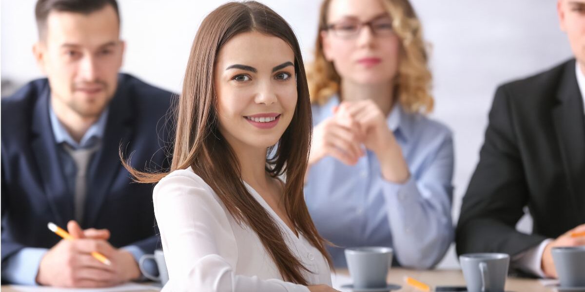 Estudiar Recursos Humanos: una carrera con futuro ¿Es una buena carrera estudiar Recursos Humanos? Profesional impulsando el desarrollo y bienestar de las personas en las organizaciones