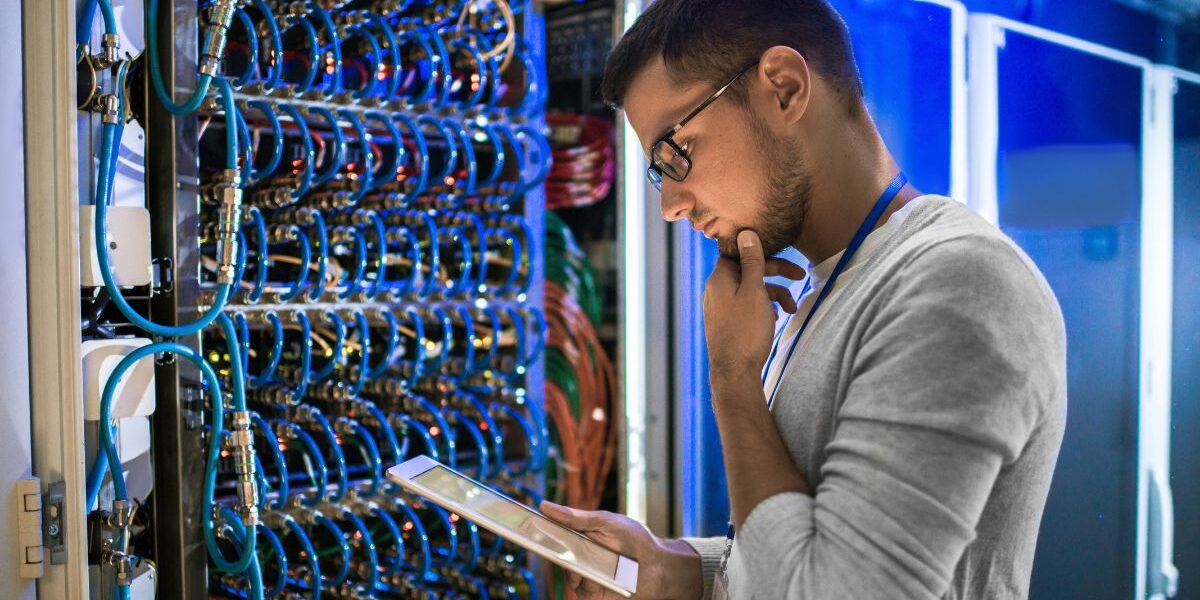 ¿Es una buena carrera estudiar Sistemas hoy? ¿Es una buena carrera estudiar Sistemas hoy? Profesional tecnológico trabajando con herramientas digitales