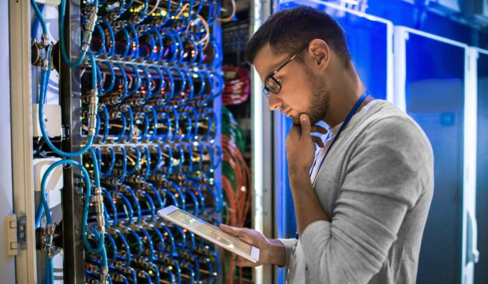 ¿Es una buena carrera estudiar Sistemas hoy? Profesional tecnológico trabajando con herramientas digitales