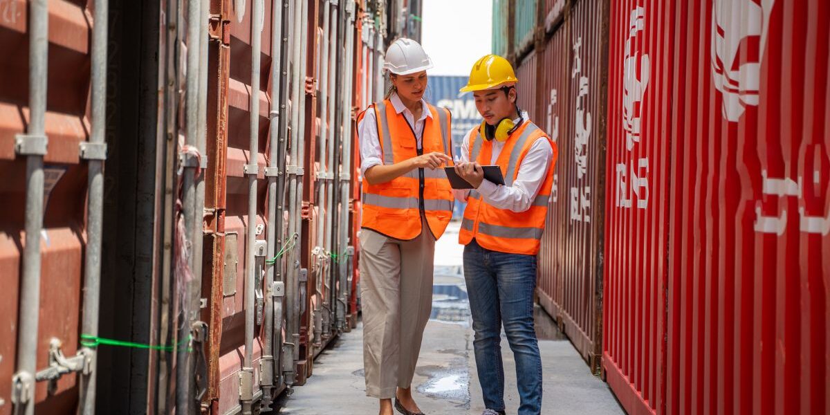 Estudiantes de Logística en Buenos Aires formándose en transporte, operaciones y comercio internacional.