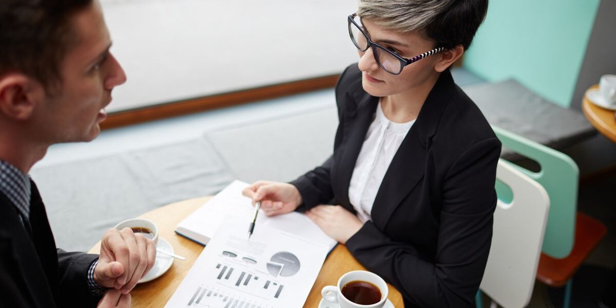 Habilidades de un economista Economista analizando datos y modelos económicos con habilidades de interpretación, análisis y pensamiento estratégico.
