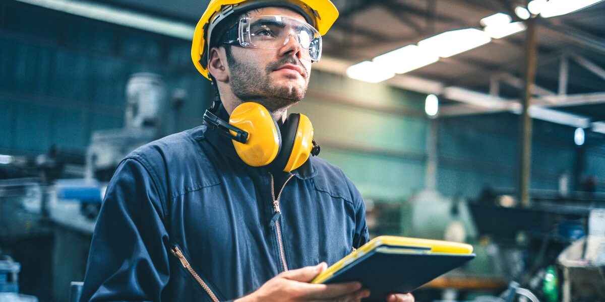 ¿Qué hace un ingeniero industrial? Ingeniero industrial analizando procesos y operaciones para mejorar la eficiencia en una empresa.