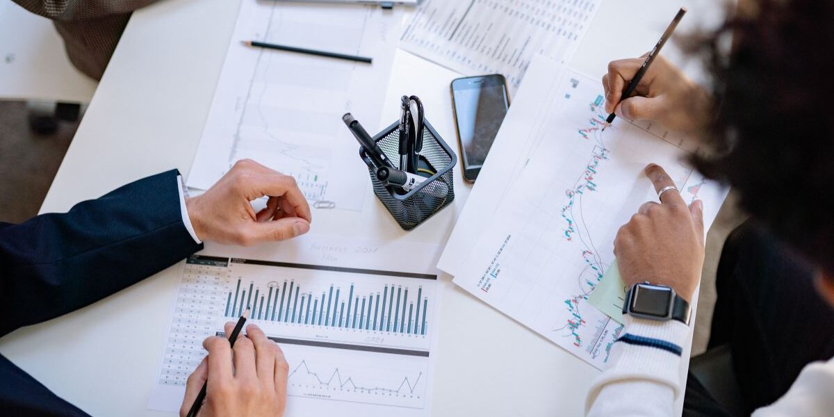 Licenciado en Administración en gestión empresarial Licenciado en Administración analizando procesos y estrategias para mejorar el funcionamiento de una empresa