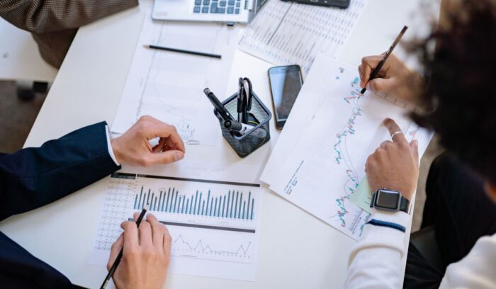 Licenciado en Administración analizando procesos y estrategias para mejorar el funcionamiento de una empresa