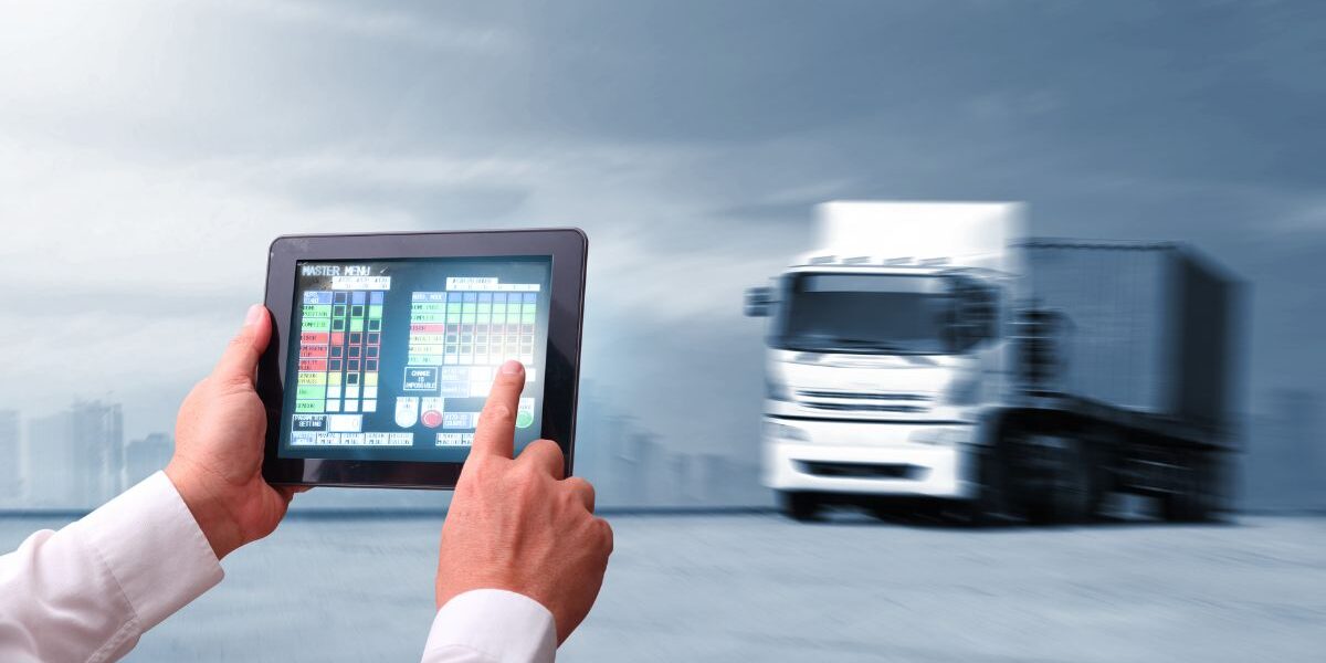 Logística vs Comercio Internacional Comparación entre Logística y Comercio Internacional, dos carreras vinculadas al transporte y los negocios globales.