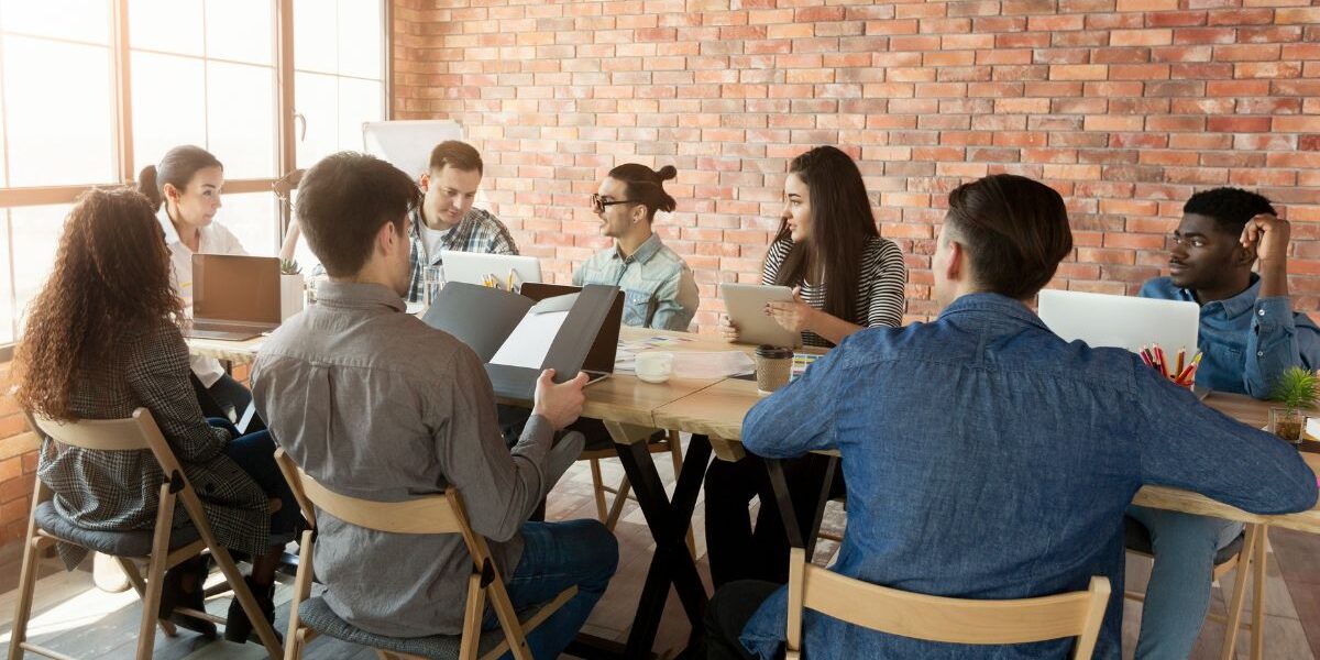Materias de la carrera de Marketing ¿Qué materias tiene la carrera de Marketing? Estudiantes aprendiendo marketing estratégico, investigación de mercado y publicidad