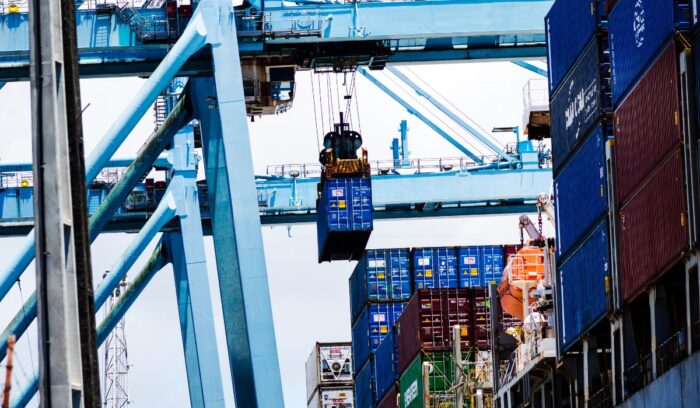 Estudiantes analizando contenidos de las materias de la carrera de Logística relacionadas con transporte y operaciones.
