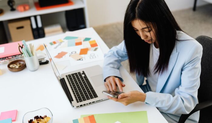 Profesional de Marketing trabajando en estrategias de marketing digital, publicidad y análisis de mercado