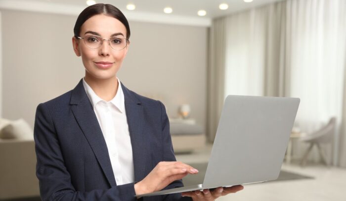 ¿Qué habilidades necesita un administrador de empresas? Profesional aplicando liderazgo, organización y pensamiento estratégico