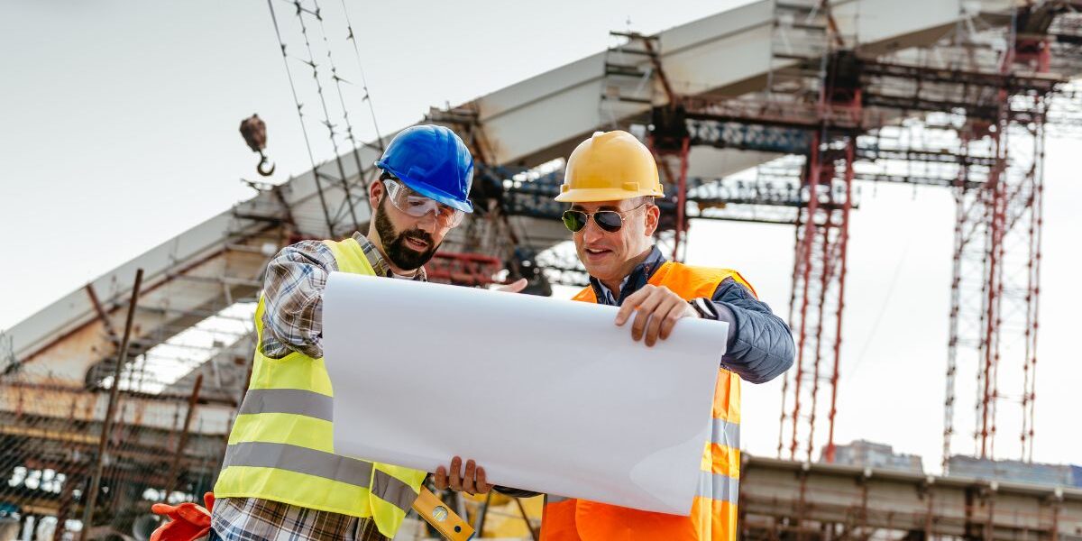Ingeniero industrial analizando datos y coordinando procesos para resolver problemas en una organización.