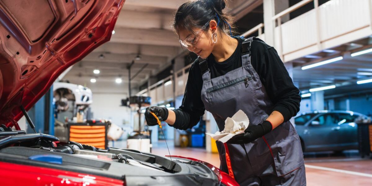 ¿Qué habilidades necesita un ingeniero mecánico? Profesional trabajando con herramientas de diseño y procesos industriales