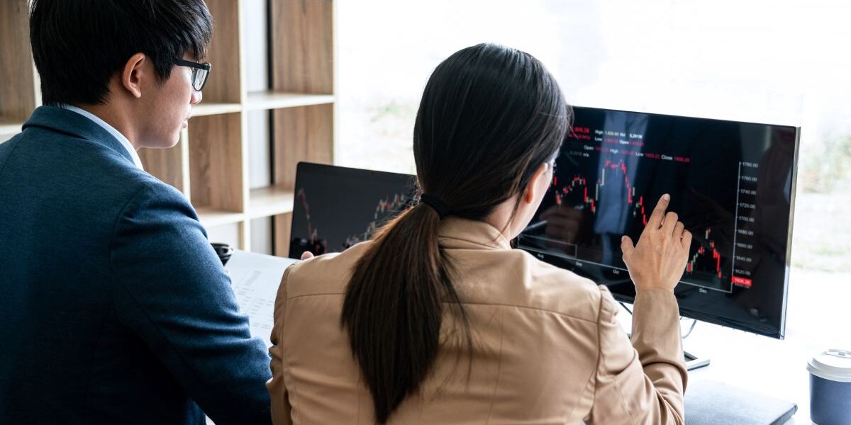 ¿Qué habilidades necesita un profesional de Comercio Internacional? Profesional de Comercio Internacional aplicando habilidades de negociación, comunicación y análisis de mercados.