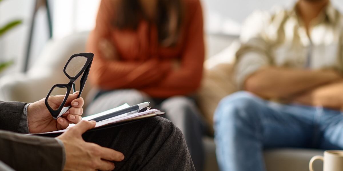 ¿Qué habilidades necesita un psicólogo? Claves para ejercer ¿Qué habilidades necesita un psicólogo? Profesional demostrando empatía, escucha activa y comunicación