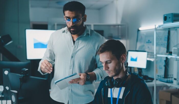 Ingeniero en Sistemas desarrollando soluciones tecnológicas y sistemas informáticos para empresas