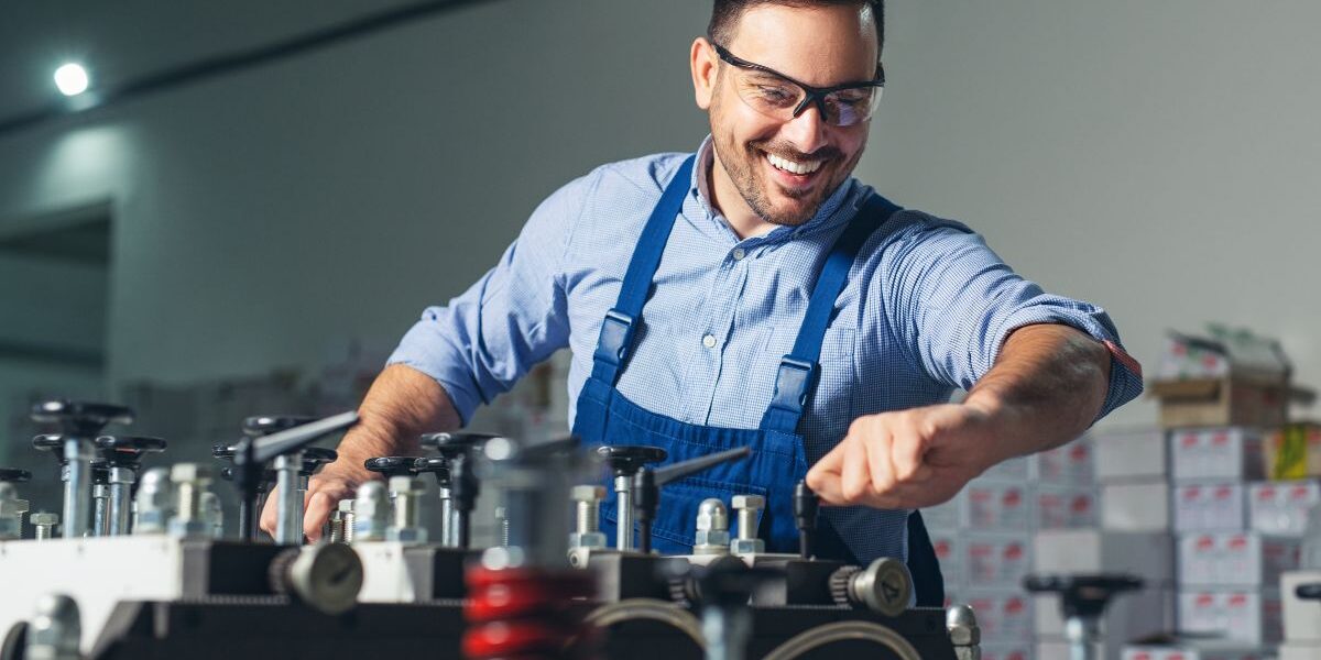 ¿Qué hace un ingeniero mecánico? Ingeniero mecánico trabajando en el diseño y análisis de maquinaria industrial
