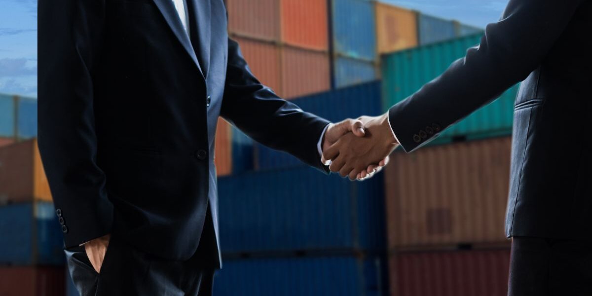 ¿Qué hace un licenciado en Comercio Internacional? Licenciado en Comercio Internacional analizando operaciones de exportación e importación y mercados globales.