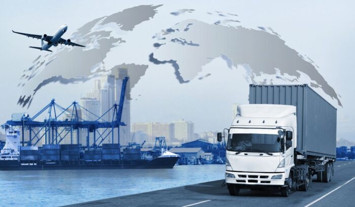 Estudiantes cursando materias de Comercio Internacional como economía, logística y comercio exterior.