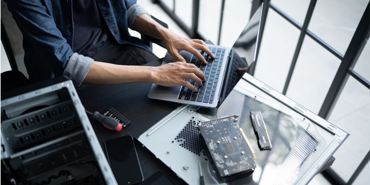 ¿Qué materias tiene Ingeniería en Sistemas? ¿Qué materias tiene Ingeniería en Sistemas? Estudiante aprendiendo programación, bases de datos y tecnología