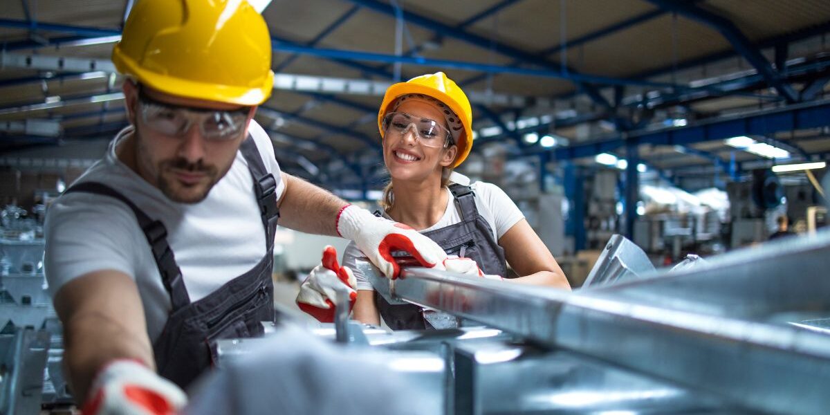 Estudiante de Ingeniería Industrial revisando materias de matemática, logística, producción y finanzas.
