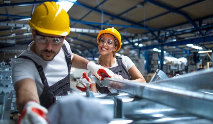 Estudiante de Ingeniería Industrial revisando materias de matemática, logística, producción y finanzas.