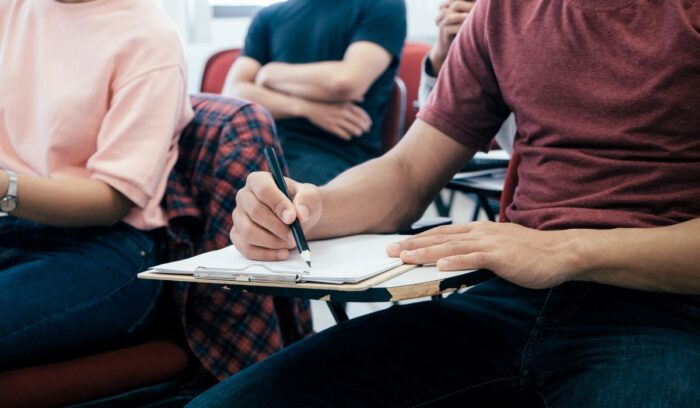 ¿Qué materias tiene la carrera de abogacía? Estudiante de Derecho revisando contenidos y bibliografía jurídica.