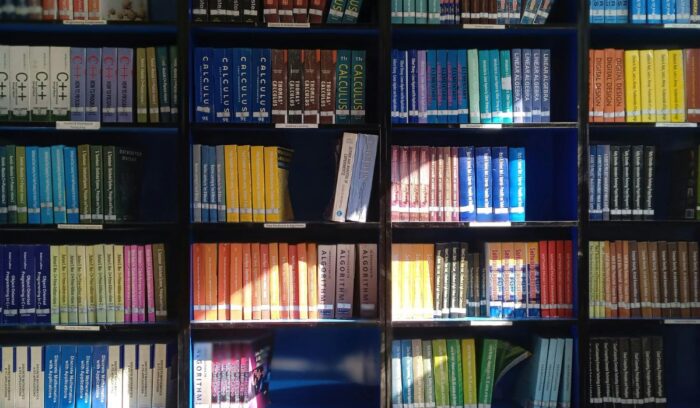 ¿Qué materias tiene la carrera de psicología? Estudiantes cursando asignaturas teóricas y prácticas