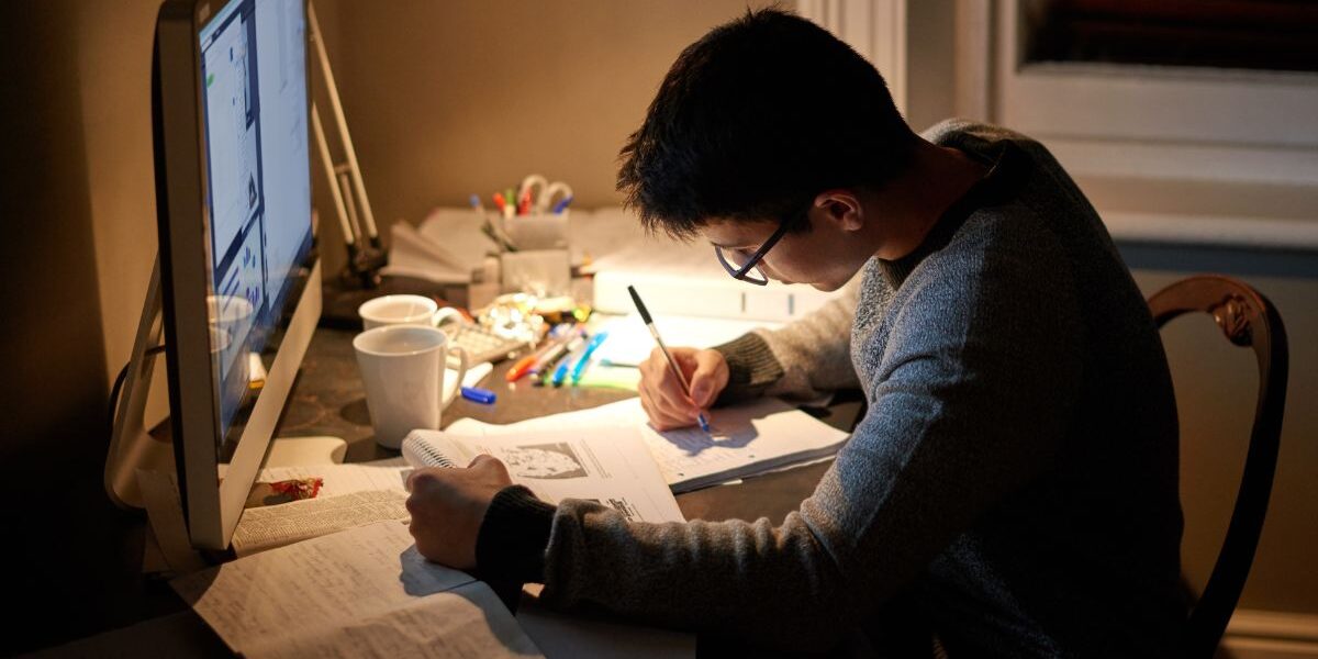 Materias de la carrera de Recursos Humanos ¿Qué materias tiene Recursos Humanos? Estudiante analizando contenidos de gestión, comunicación y derecho laboral