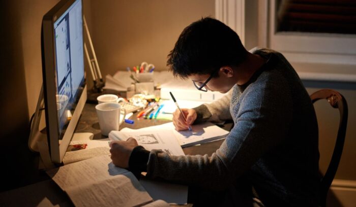 ¿Qué materias tiene Recursos Humanos? Estudiante analizando contenidos de gestión, comunicación y derecho laboral