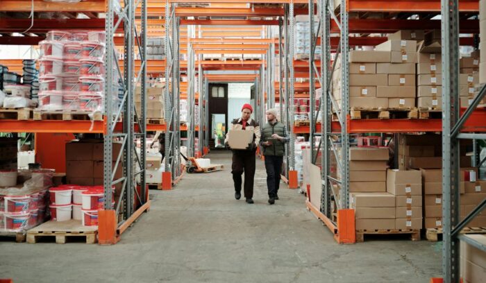 Profesional desarrollando tareas vinculadas a la salida laboral en Logística, transporte y distribución de mercaderías.