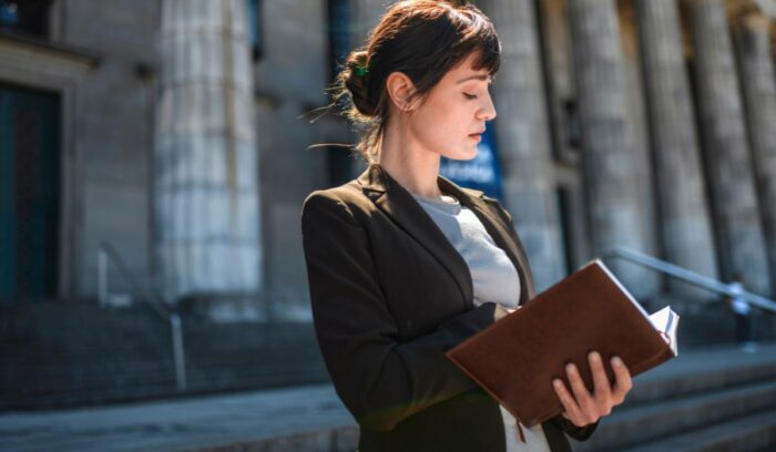¿Se puede trabajar mientras se estudia abogacía? Estudiante de Derecho combinando formación académica y experiencia laboral.