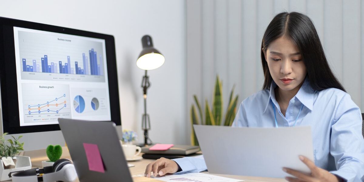 Trabajar mientras se estudia Administración ¿Se puede trabajar mientras se estudia Administración? Estudiante combinando formación universitaria y experiencia laboral