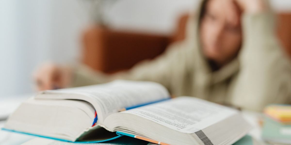 ¿Se puede trabajar mientras se estudia Bioimágenes? Estudiante realizando prácticas en un entorno de salud