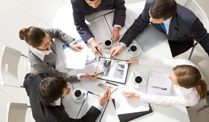 Imagen representativa de estudiantes de Comercio Internacional que combinan su formación académica con experiencias laborales en comercio exterior, logística y negocios internacionales. Refleja las oportunidades de inserción profesional durante la carrera.