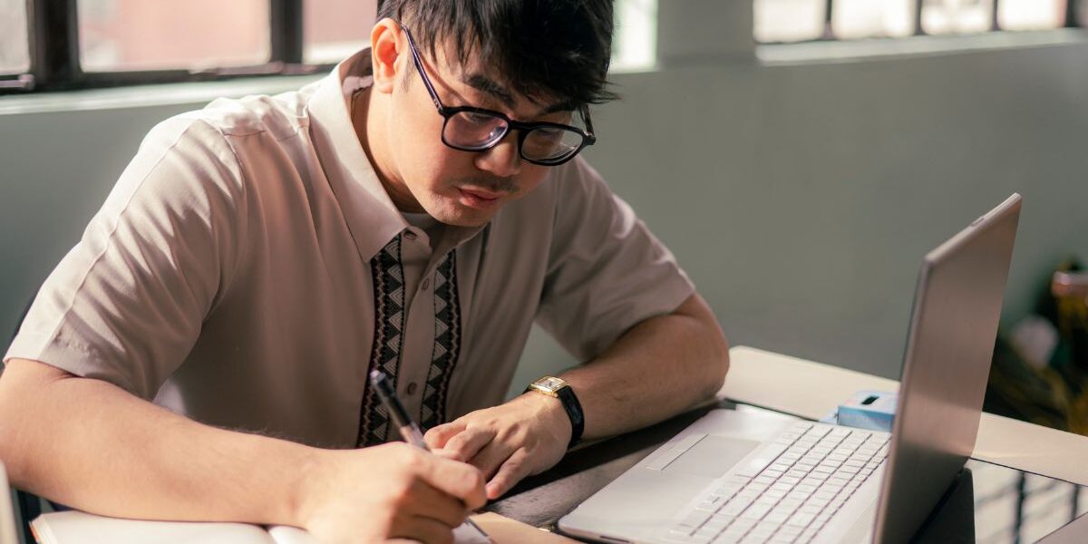 Estudiante de contador combinando sus estudios universitarios con una actividad laboral relacionada al área administrativa.