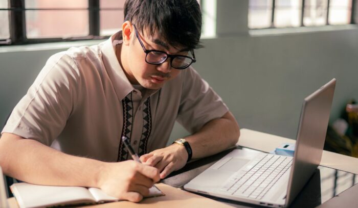 Estudiante de contador combinando sus estudios universitarios con una actividad laboral relacionada al área administrativa.