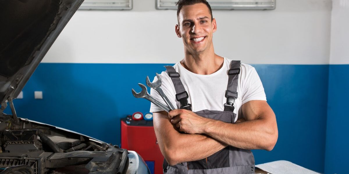 ¿Se puede trabajar mientras se estudia Ingeniería Mecánica? Estudiante realizando tareas técnicas en un entorno industrial