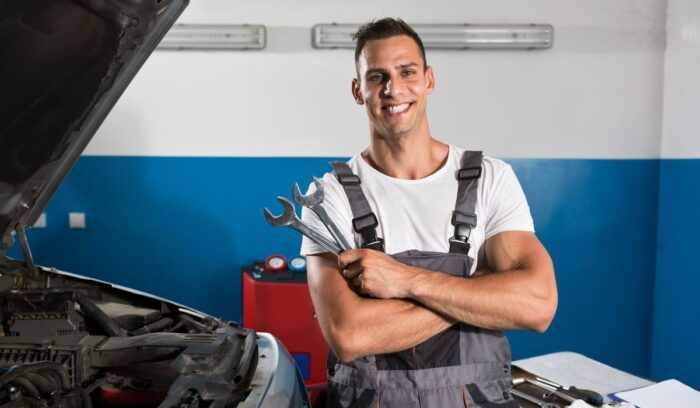 ¿Se puede trabajar mientras se estudia Ingeniería Mecánica? Estudiante realizando tareas técnicas en un entorno industrial