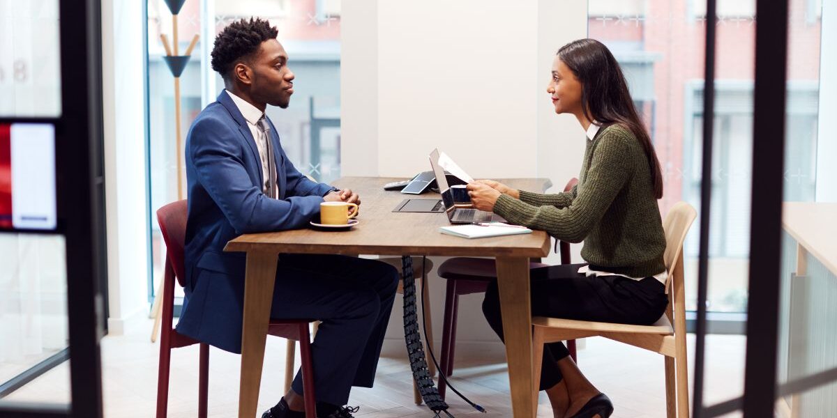 Trabajar mientras se estudia Recursos Humanos ¿Se puede trabajar mientras se estudia Recursos Humanos? Estudiante combinando formación académica y experiencia laboral