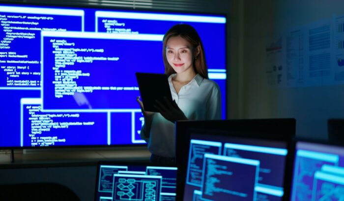 ¿Se puede trabajar mientras se estudia Sistemas? Estudiante desarrollando experiencia laboral en tecnología