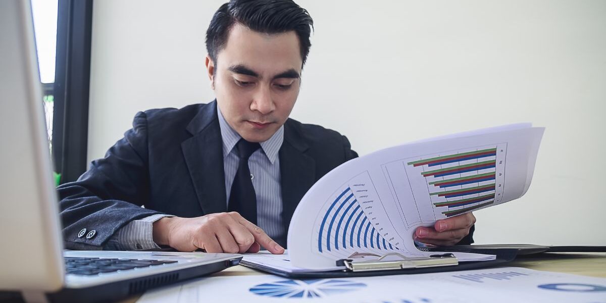 Trabajar mientras se estudia Economía Estudiante de Economía trabajando en análisis financiero mientras cursa su carrera universitaria.