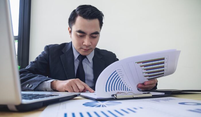 Estudiante de Economía trabajando en análisis financiero mientras cursa su carrera universitaria.