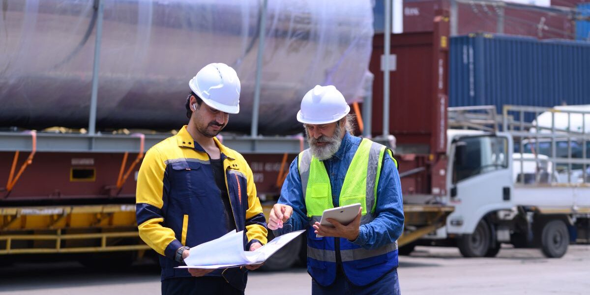 Trabajar mientras se estudia Logística Estudiante realizando tareas vinculadas a trabajar mientras se estudia Logística en áreas de operaciones y transporte.