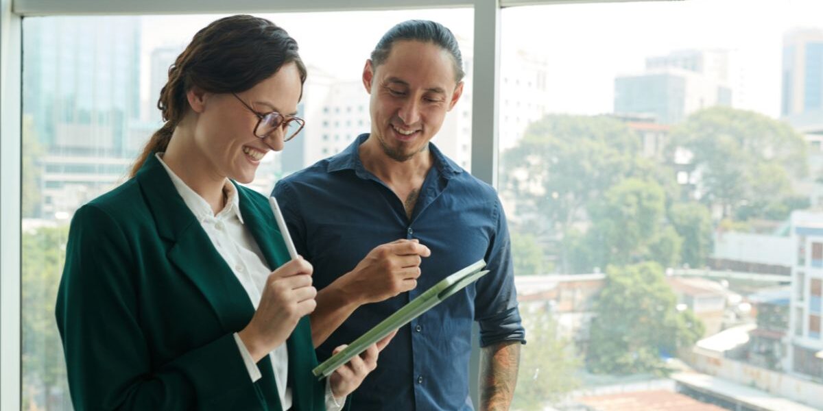 ¿Se puede trabajar mientras se estudia Marketing? Estudiante desarrollando tareas de marketing digital y comunicación