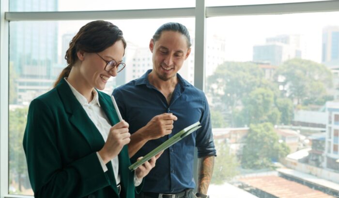 ¿Se puede trabajar mientras se estudia Marketing? Estudiante desarrollando tareas de marketing digital y comunicación