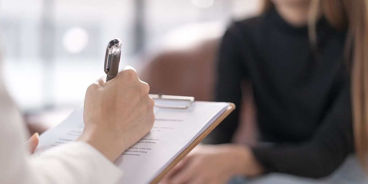 ¿Se puede trabajar mientras se estudia psicología? Estudiante combinando formación académica y actividad laboral
